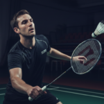 apprenez les techniques essentielles pour défendre efficacement face à un smash au badminton et améliorez votre jeu grâce à des conseils pratiques et stratégies éprouvées.